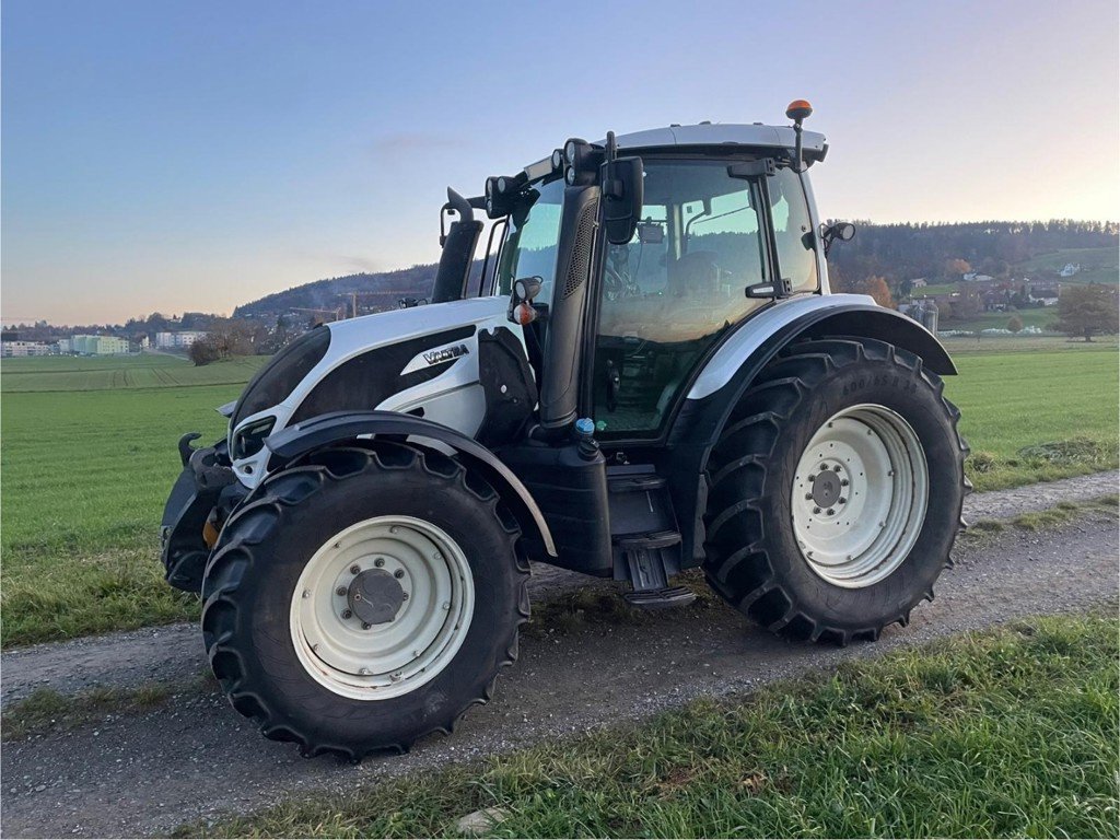 Traktor типа Valtra N154, Gebrauchtmaschine в Schaffhausen (Фотография 4)