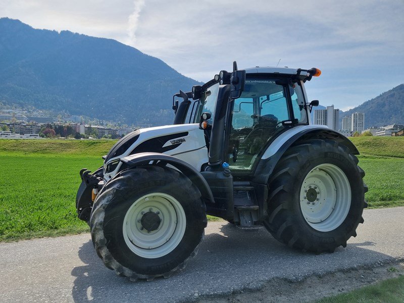 Traktor des Typs Valtra N154E, Gebrauchtmaschine in Chur (Bild 1)