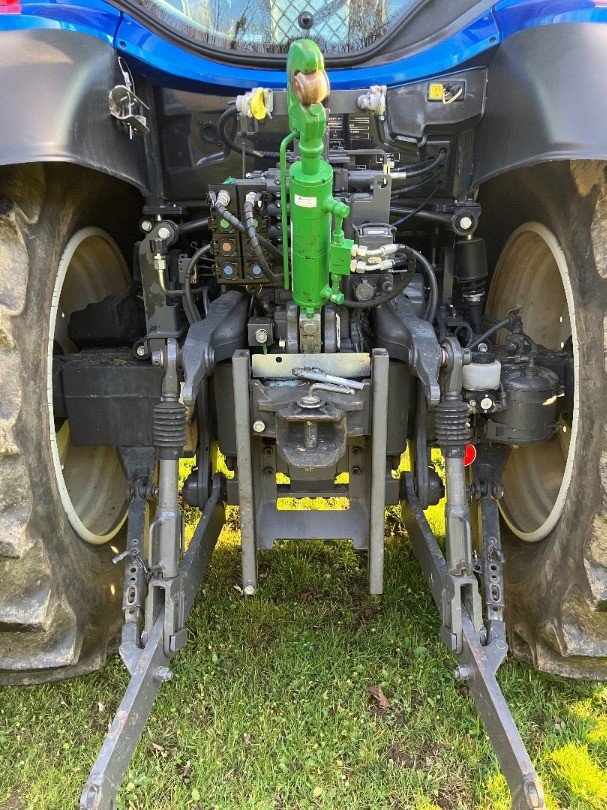 Traktor Türe ait Valtra N154E, Gebrauchtmaschine içinde Arbedo (resim 4)