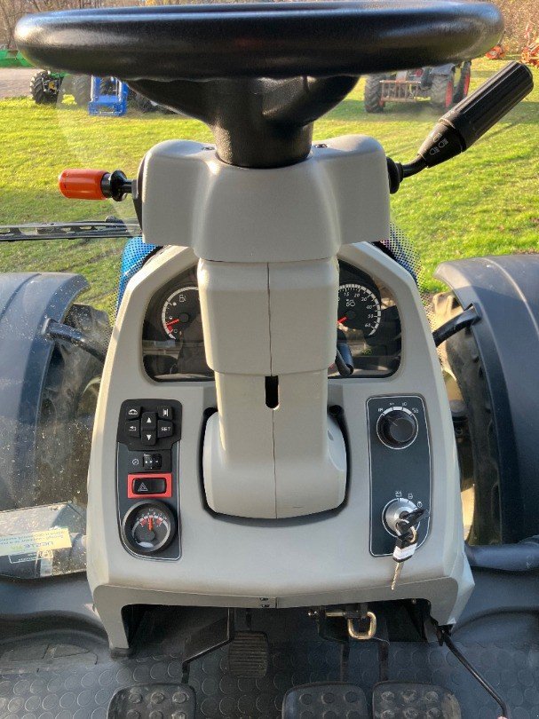 Traktor Türe ait Valtra N154E, Gebrauchtmaschine içinde Arbedo (resim 8)