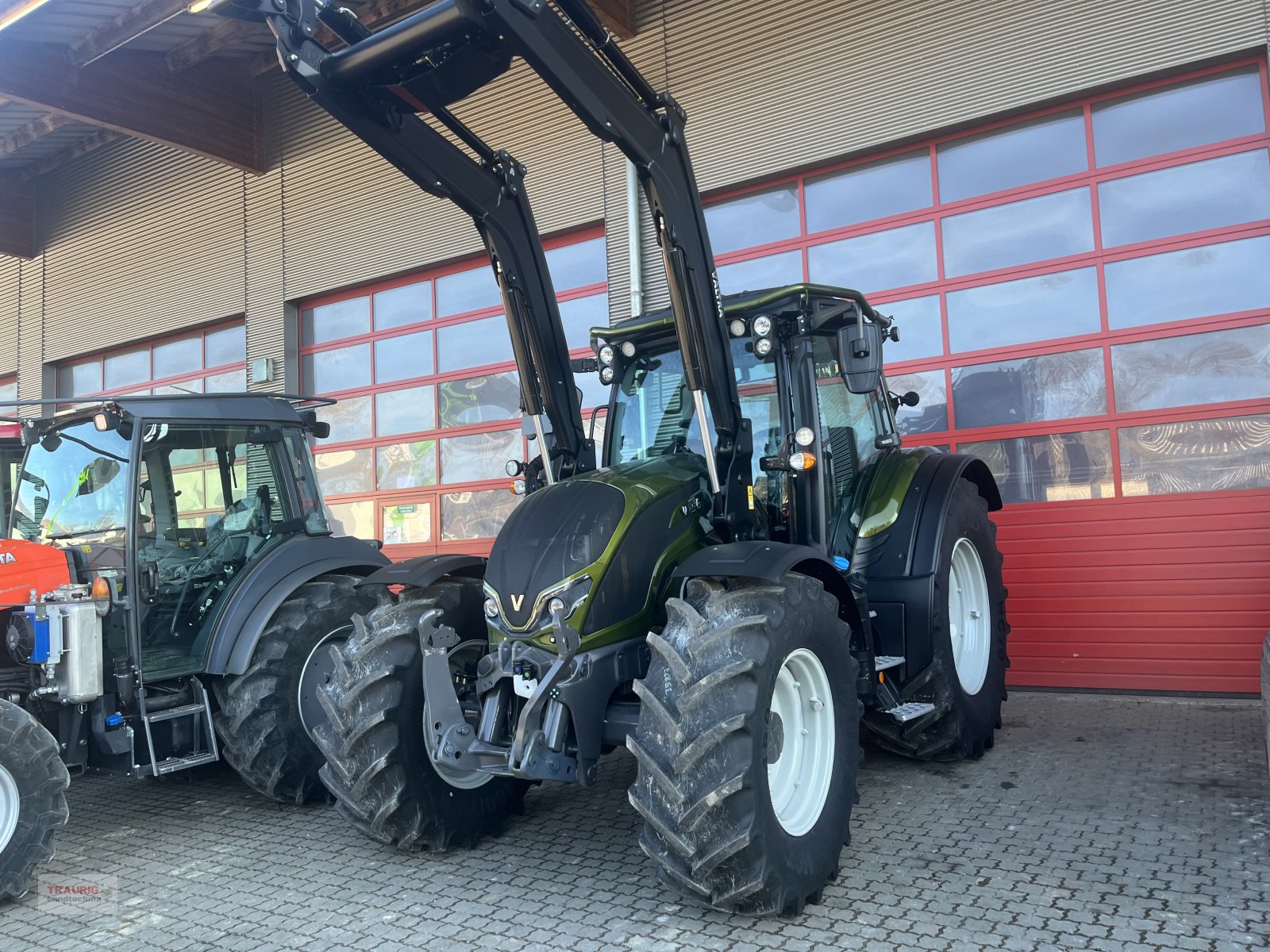 Traktor des Typs Valtra N155 A m. FL, Rüfa und FK, Neumaschine in Mainburg/Wambach (Bild 2)