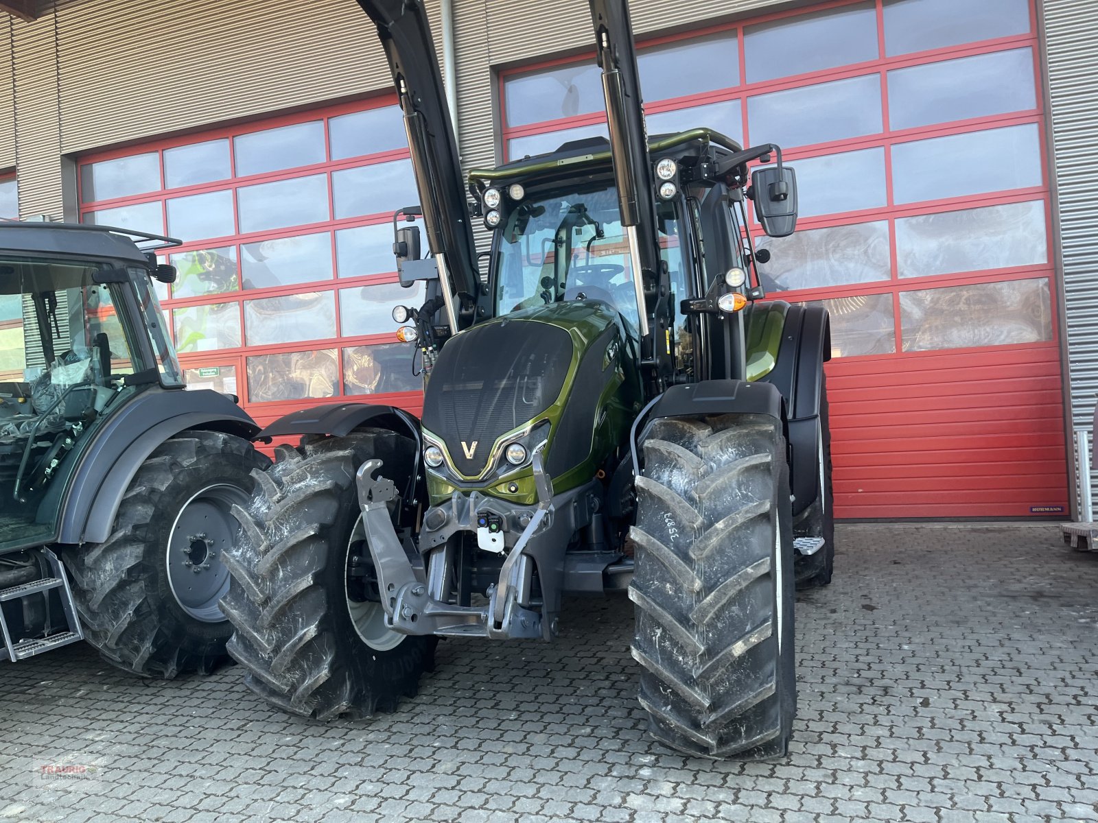 Traktor des Typs Valtra N155 A m. FL, Rüfa und FK, Neumaschine in Mainburg/Wambach (Bild 3)