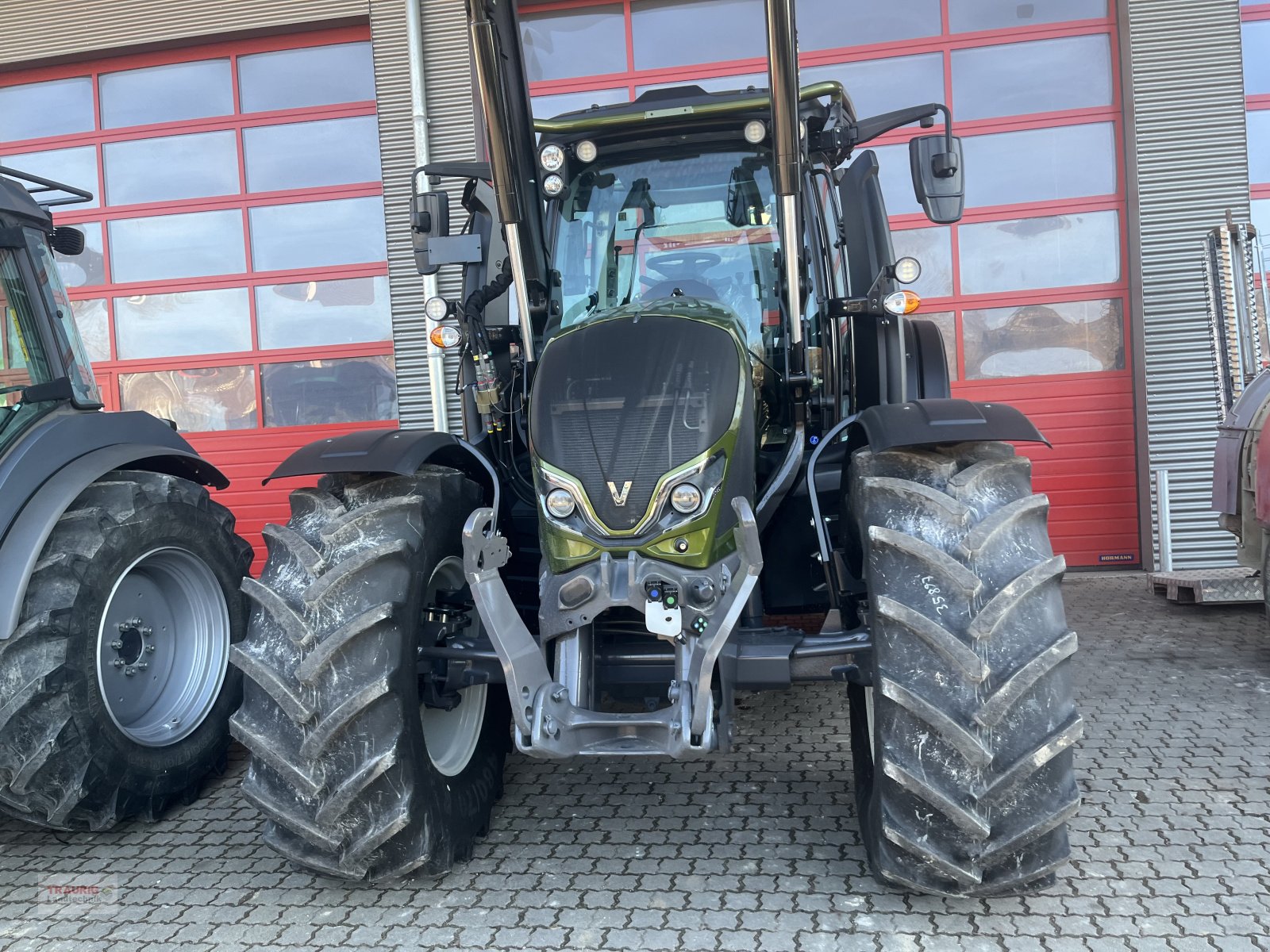 Traktor des Typs Valtra N155 A m. FL, Rüfa und FK, Neumaschine in Mainburg/Wambach (Bild 4)