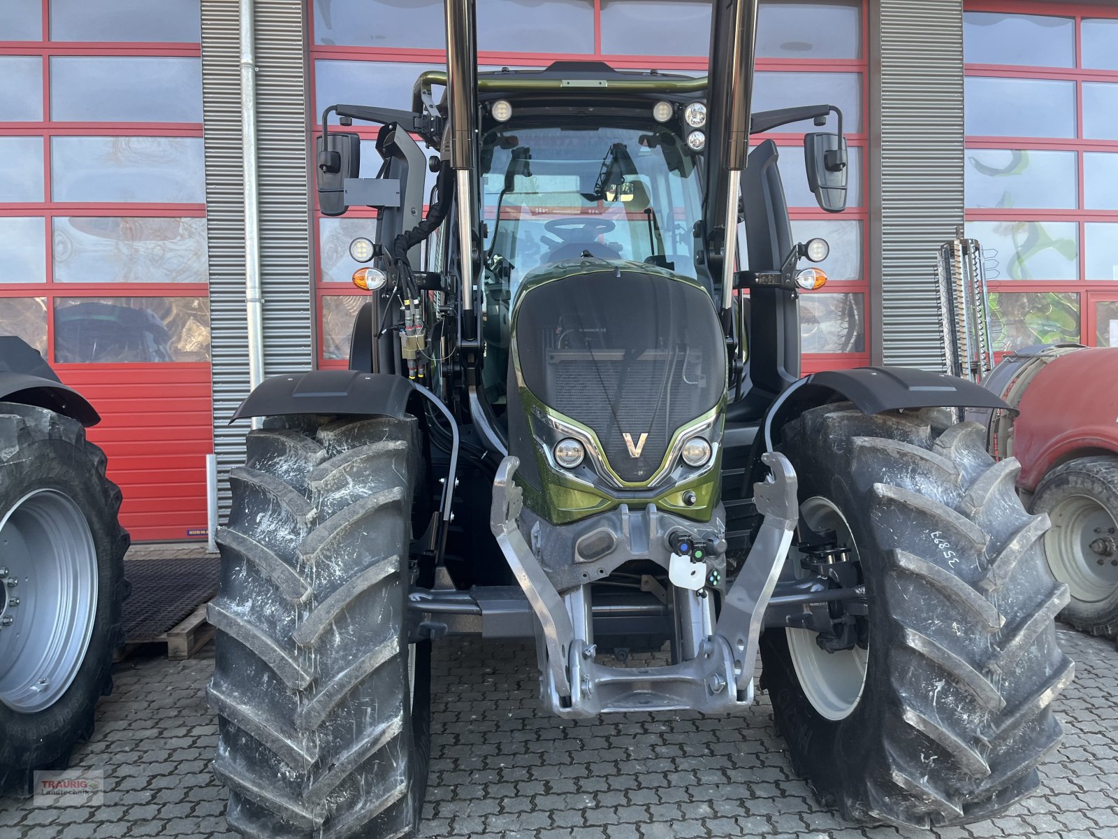Traktor des Typs Valtra N155 A m. FL, Rüfa und FK, Neumaschine in Mainburg/Wambach (Bild 5)