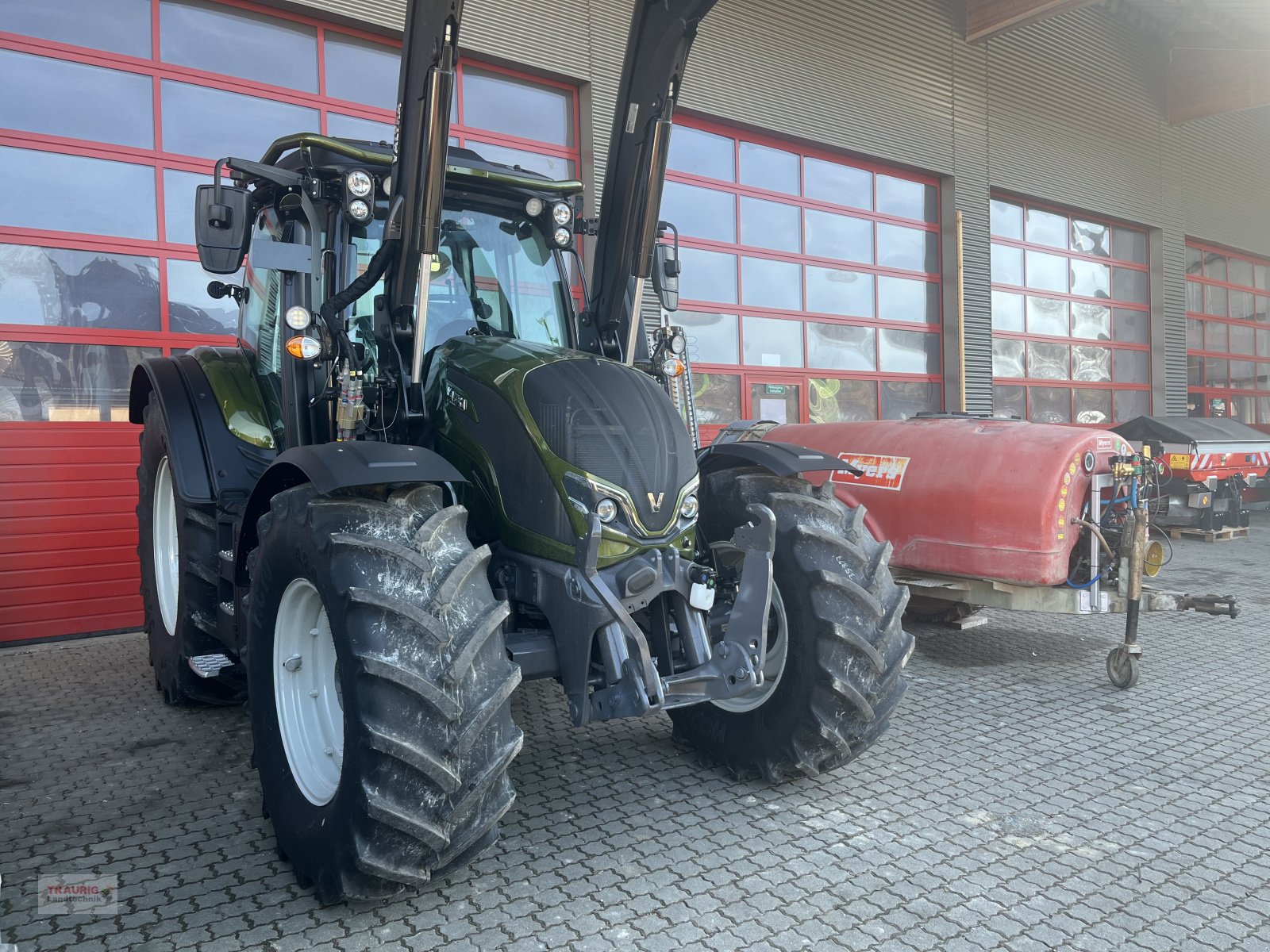 Traktor des Typs Valtra N155 A m. FL, Rüfa und FK, Neumaschine in Mainburg/Wambach (Bild 7)