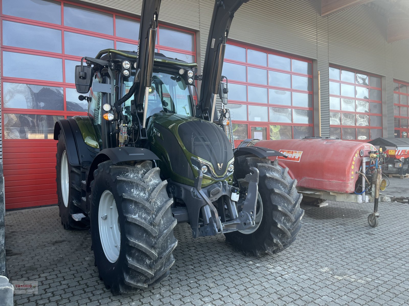 Traktor des Typs Valtra N155 A m. FL, Rüfa und FK, Neumaschine in Mainburg/Wambach (Bild 8)