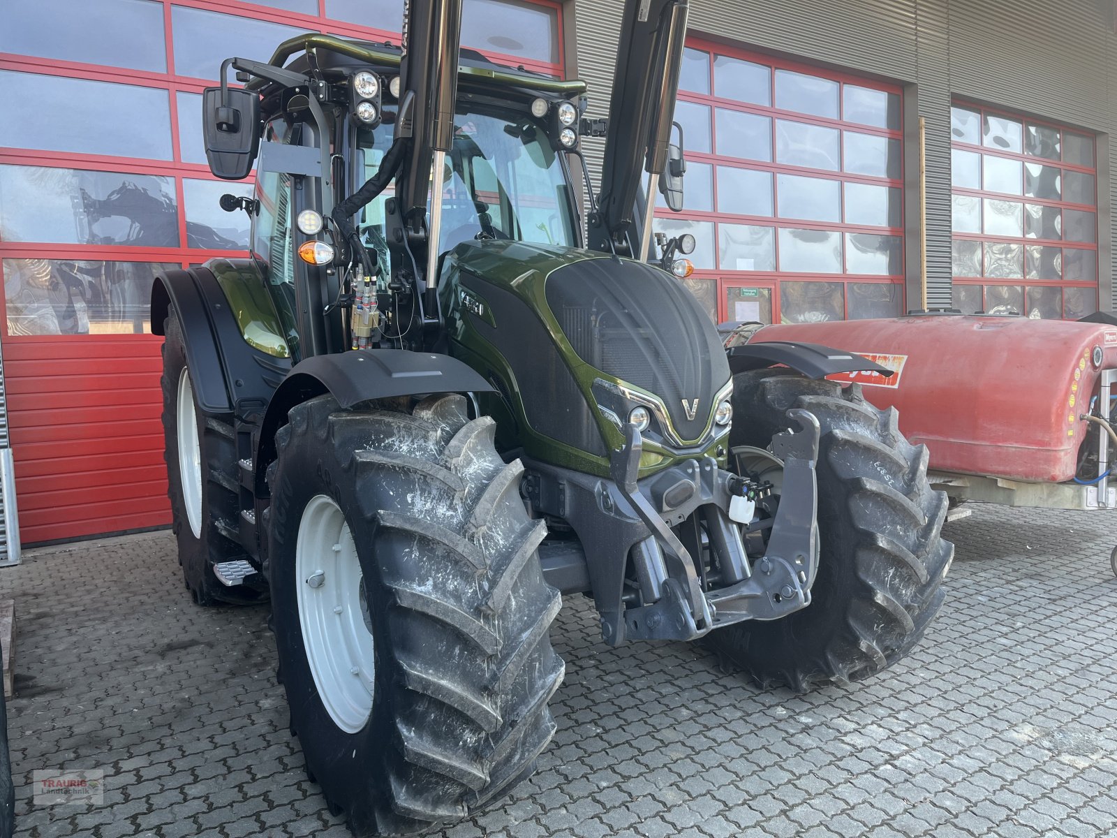 Traktor des Typs Valtra N155 A m. FL, Rüfa und FK, Neumaschine in Mainburg/Wambach (Bild 9)