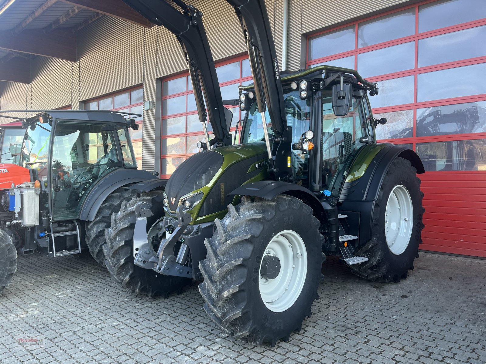 Traktor des Typs Valtra N155 A m. FL, Rüfa und FK, Neumaschine in Mainburg/Wambach (Bild 10)