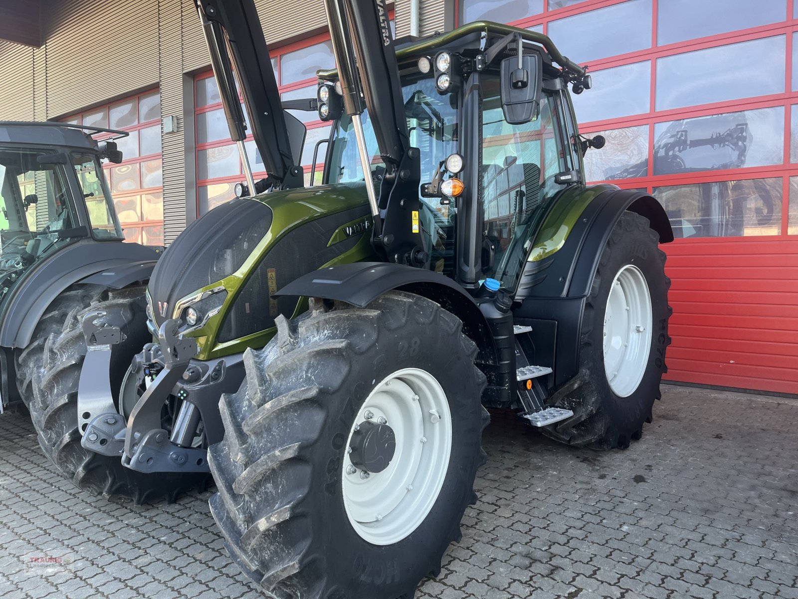 Traktor des Typs Valtra N155 A m. FL, Rüfa und FK, Neumaschine in Mainburg/Wambach (Bild 11)