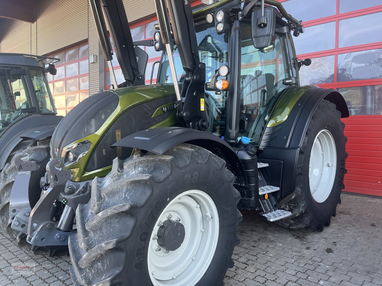 Traktor des Typs Valtra N155 A m. FL, Rüfa und FK, Neumaschine in Mainburg/Wambach (Bild 12)