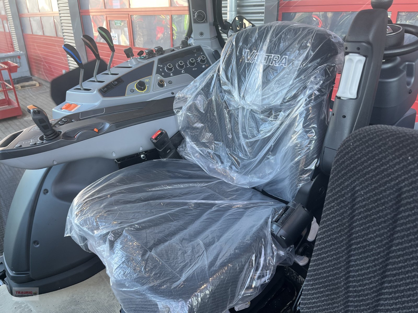 Traktor des Typs Valtra N155 A m. FL, Rüfa und FK, Neumaschine in Mainburg/Wambach (Bild 13)