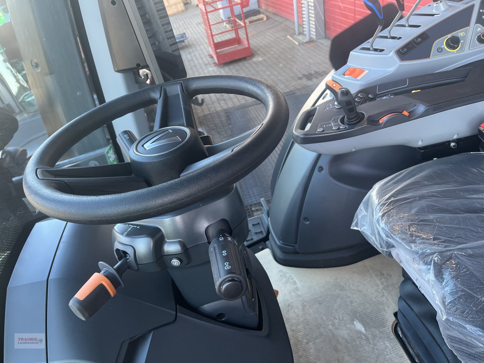 Traktor des Typs Valtra N155 A m. FL, Rüfa und FK, Neumaschine in Mainburg/Wambach (Bild 17)