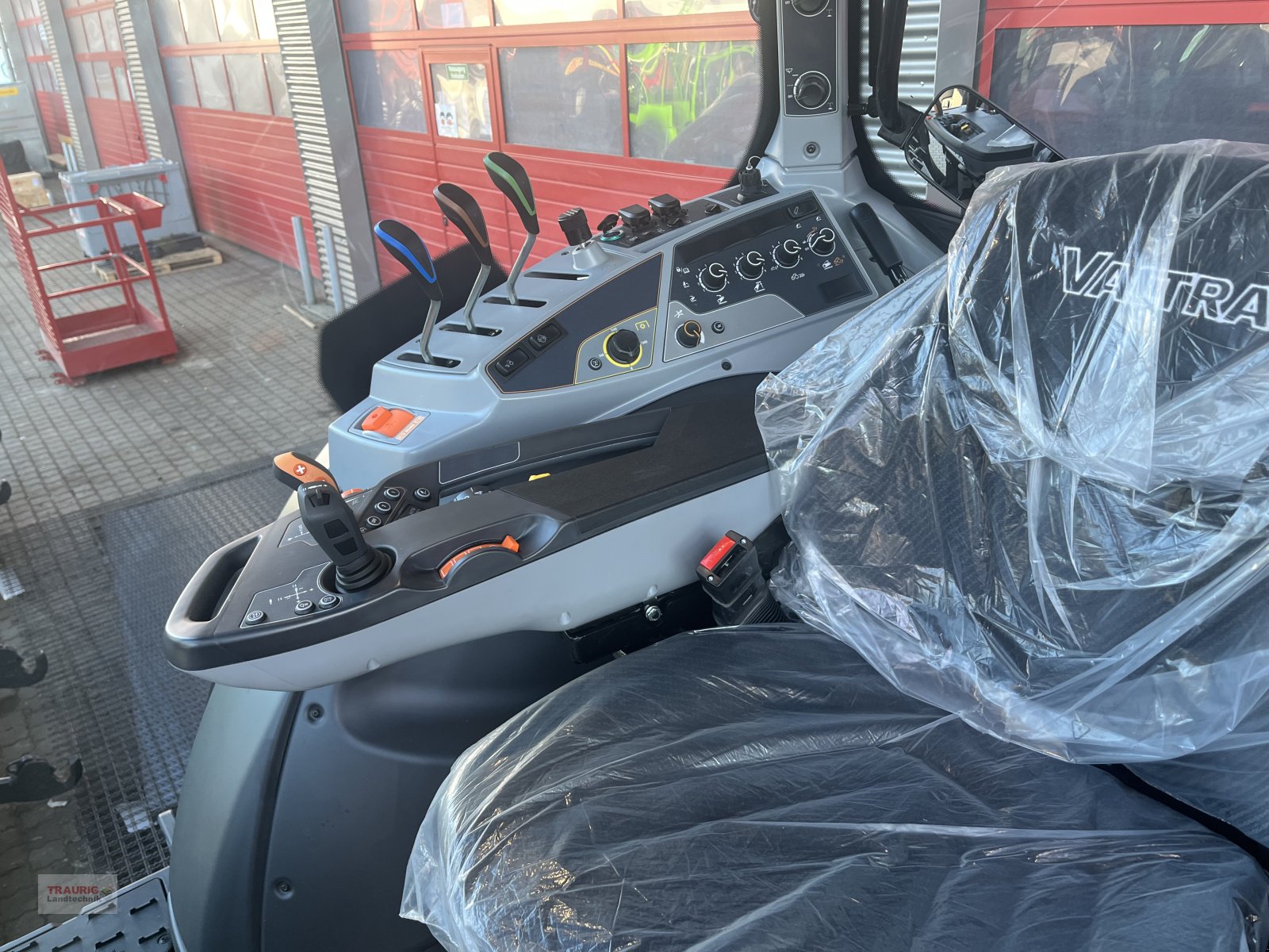 Traktor des Typs Valtra N155 A m. FL, Rüfa und FK, Neumaschine in Mainburg/Wambach (Bild 18)