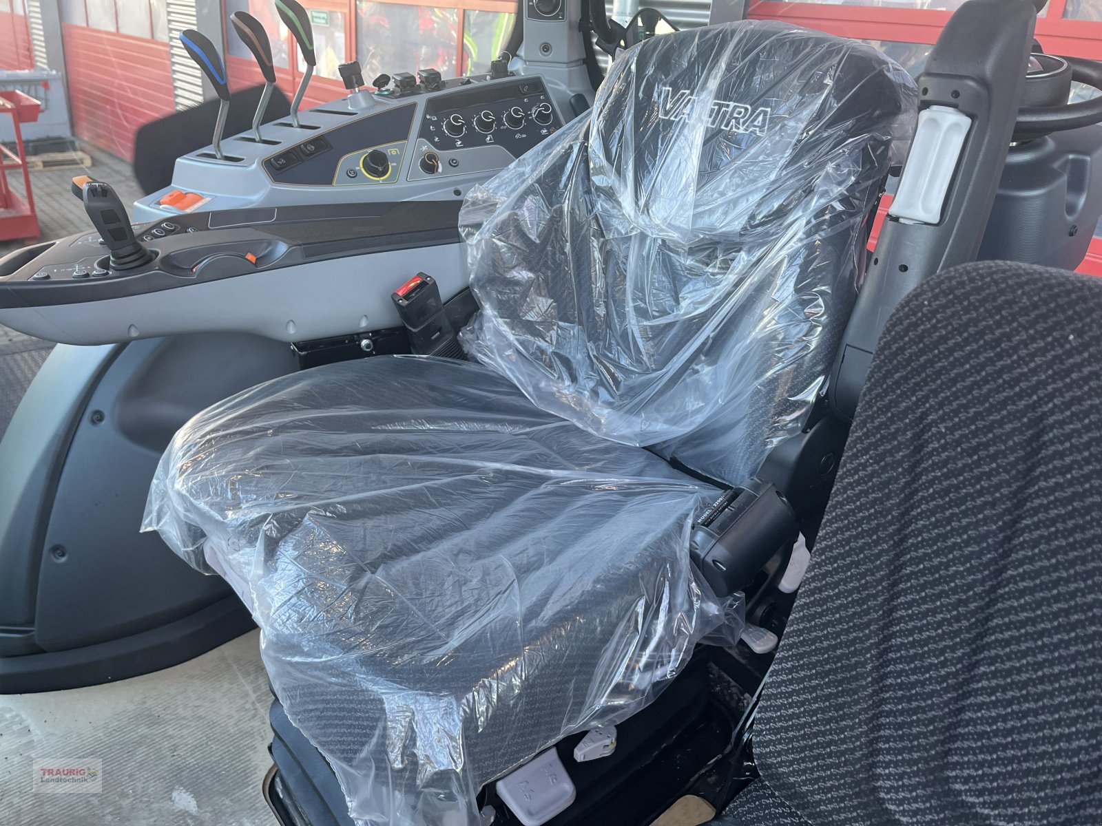 Traktor des Typs Valtra N155 A m. FL, Rüfa und FK, Neumaschine in Mainburg/Wambach (Bild 19)