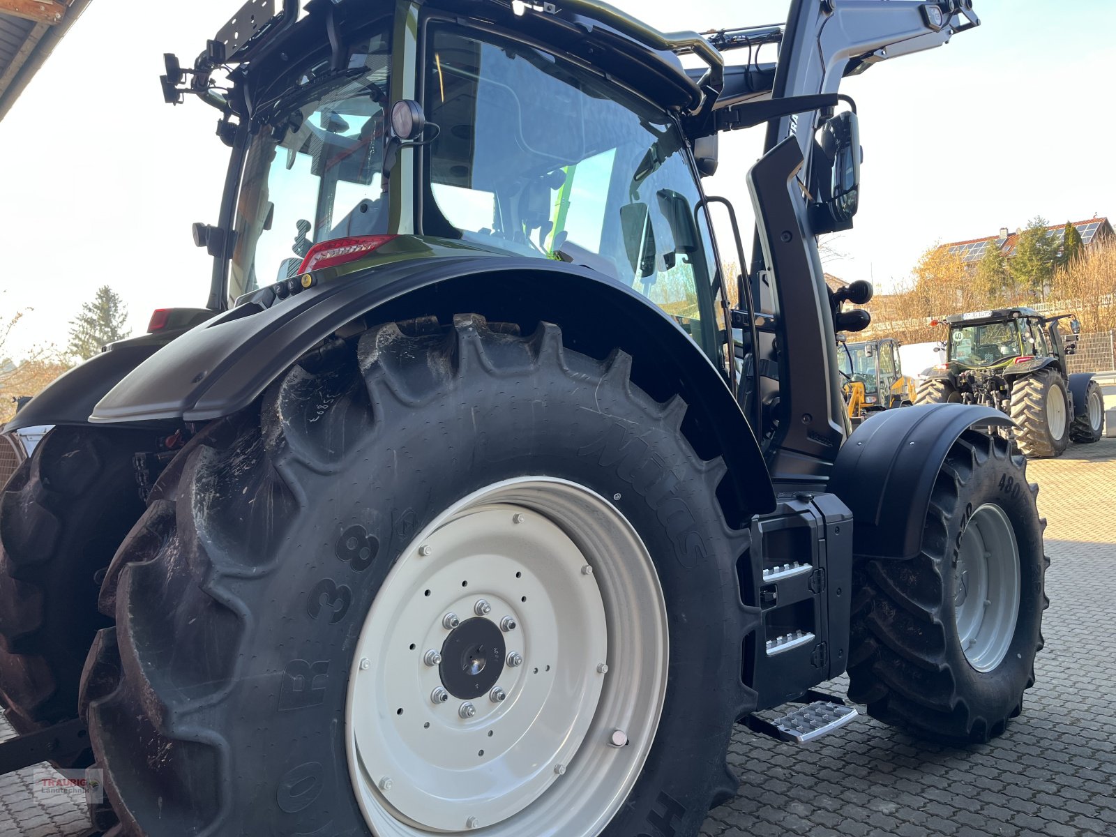 Traktor des Typs Valtra N155 A m. FL, Rüfa und FK, Neumaschine in Mainburg/Wambach (Bild 20)