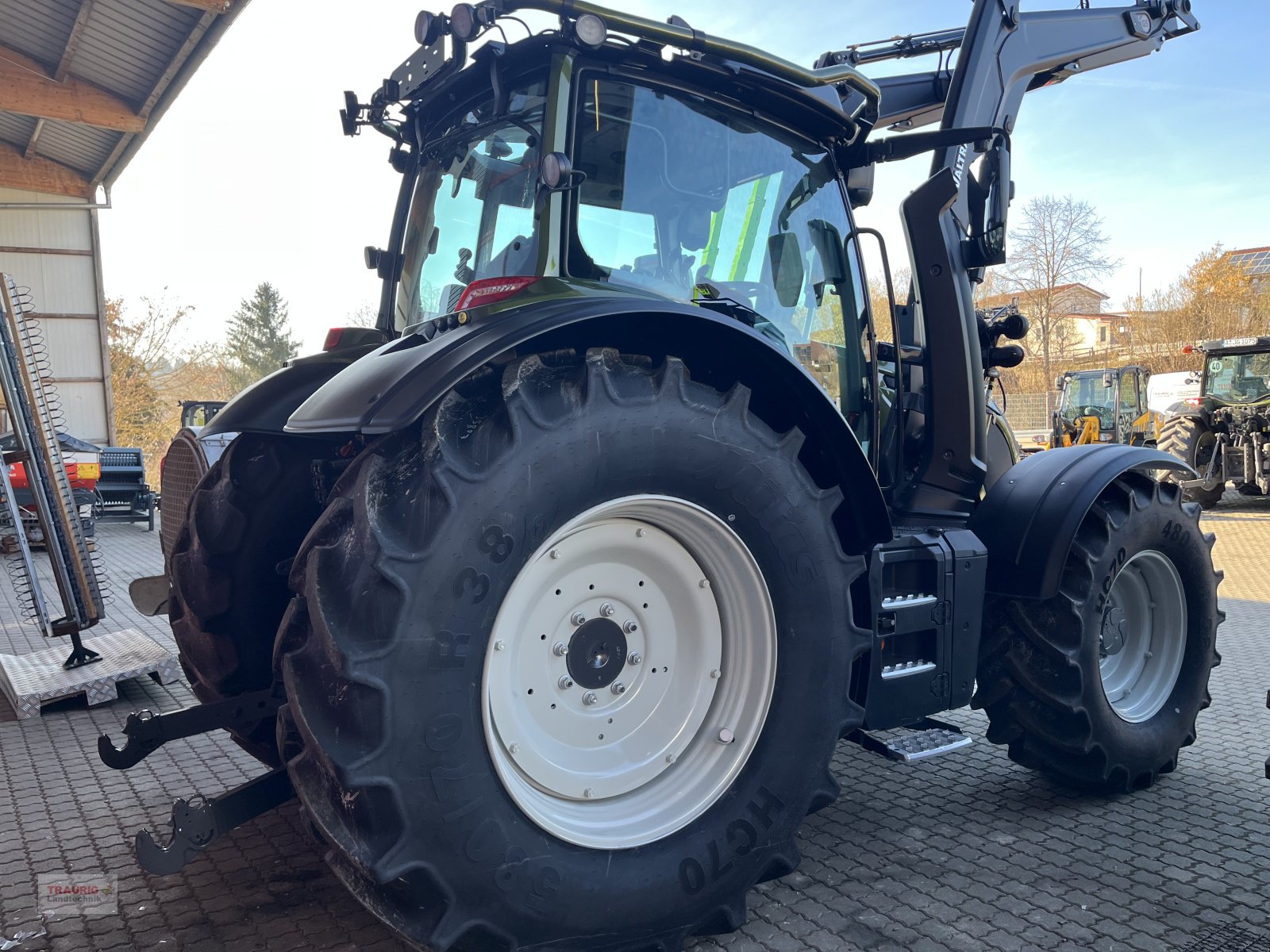 Traktor des Typs Valtra N155 A m. FL, Rüfa und FK, Neumaschine in Mainburg/Wambach (Bild 21)