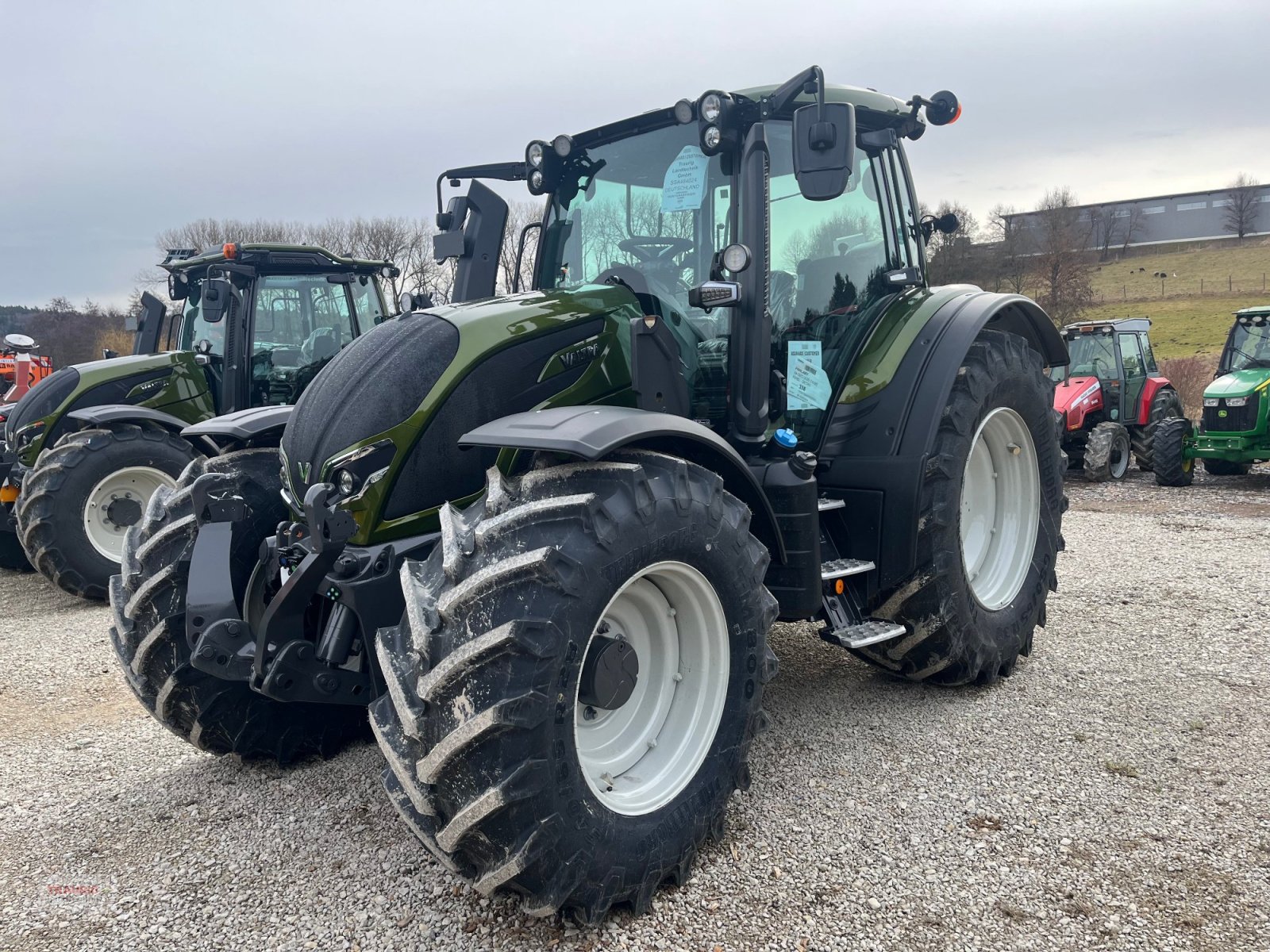 Traktor typu Valtra N155 A mit Rüfa, Neumaschine v Mainburg/Wambach (Obrázek 1)