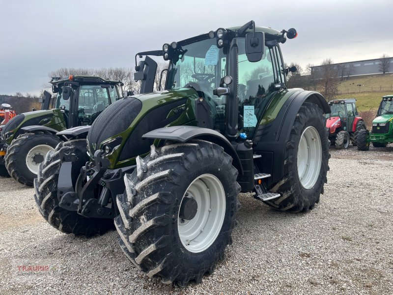 Traktor typu Valtra N155 A mit Rüfa, Neumaschine v Mainburg/Wambach