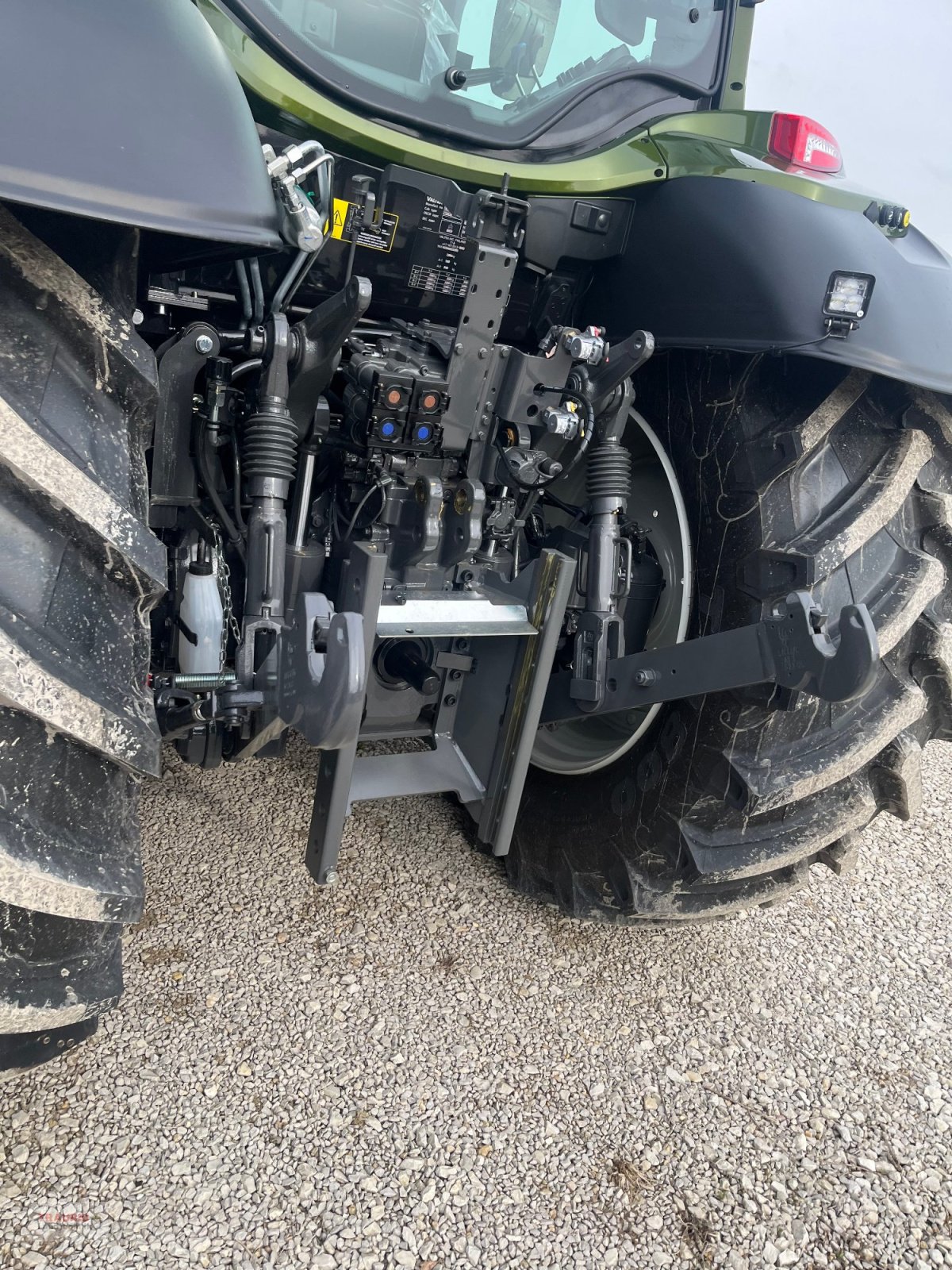 Traktor typu Valtra N155 A mit Rüfa, Neumaschine v Mainburg/Wambach (Obrázek 3)