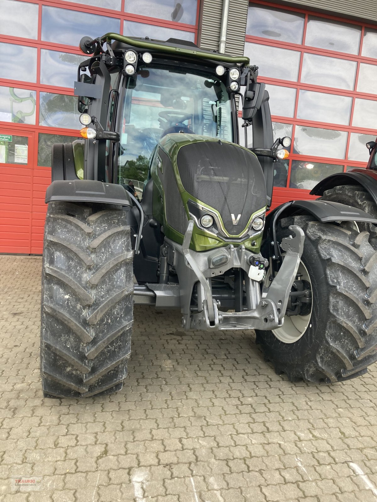 Traktor des Typs Valtra N155 D Forst m. Rüfa, Neumaschine in Mainburg/Wambach (Bild 3)