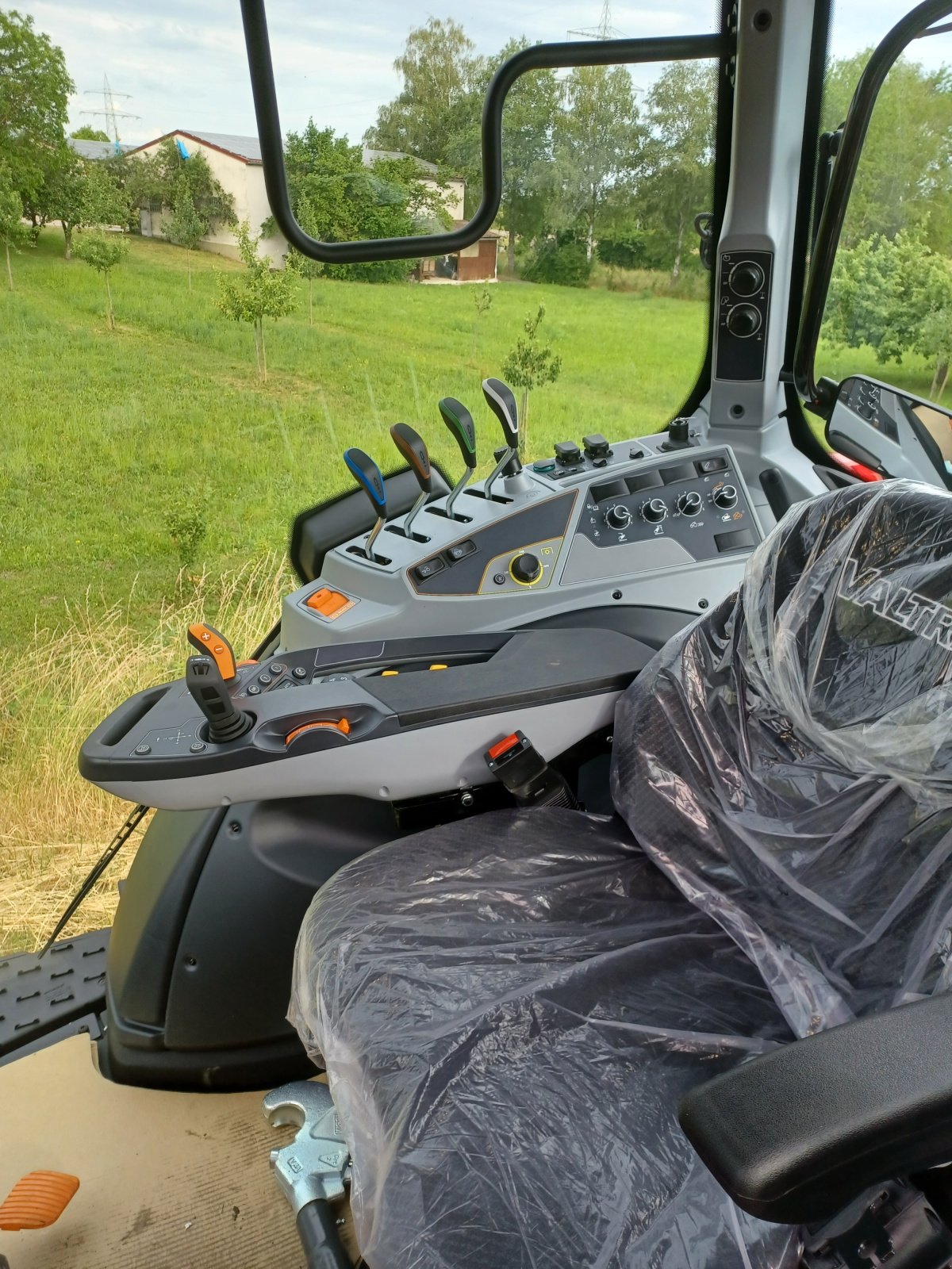 Traktor typu Valtra N155 E A, Neumaschine v Uffenheim (Obrázek 4)