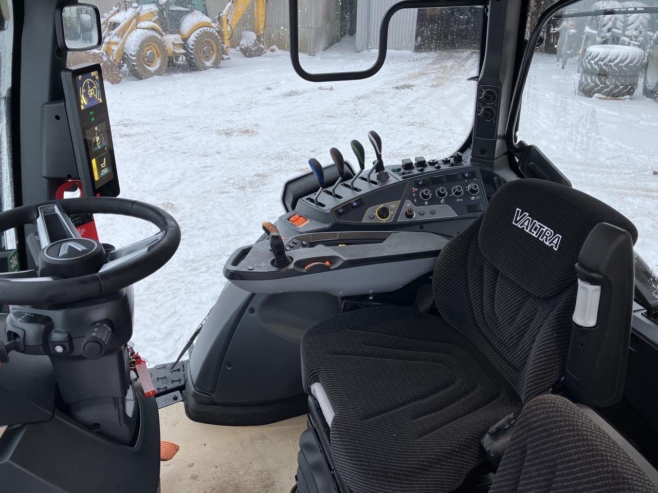 Traktor типа Valtra N155EA 2B1, Gebrauchtmaschine в Kjellerup (Фотография 11)