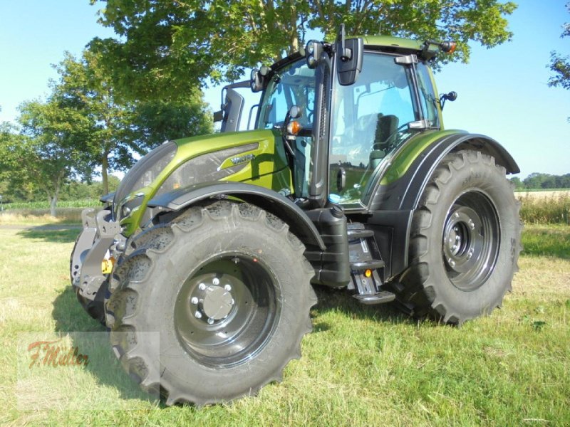 Traktor of the type Valtra N155EA, Neumaschine in Taaken (Picture 1)