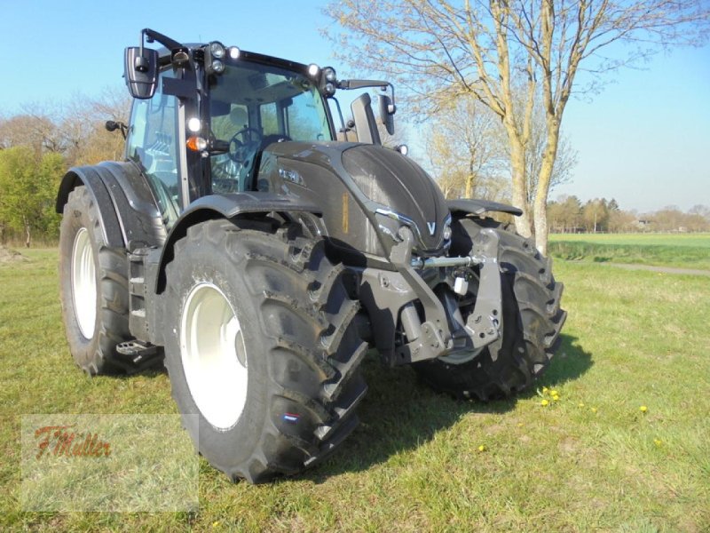 Traktor of the type Valtra N155EA, Neumaschine in Taaken (Picture 1)