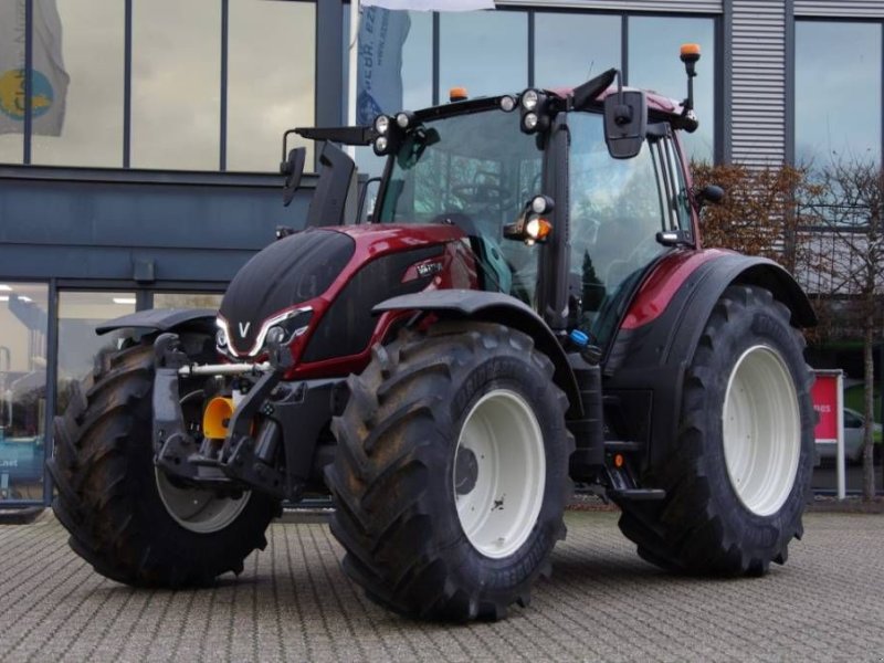 Traktor of the type Valtra N155ED, Neumaschine in Borne (Picture 1)