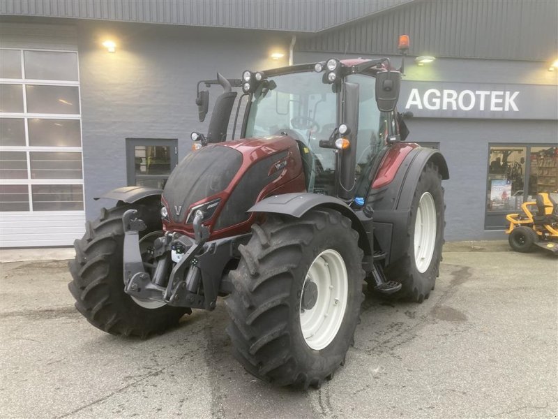 Traktor of the type Valtra N174 Versu Smart Touch - Som Ny med original  GPS, Gebrauchtmaschine in Hobro (Picture 1)