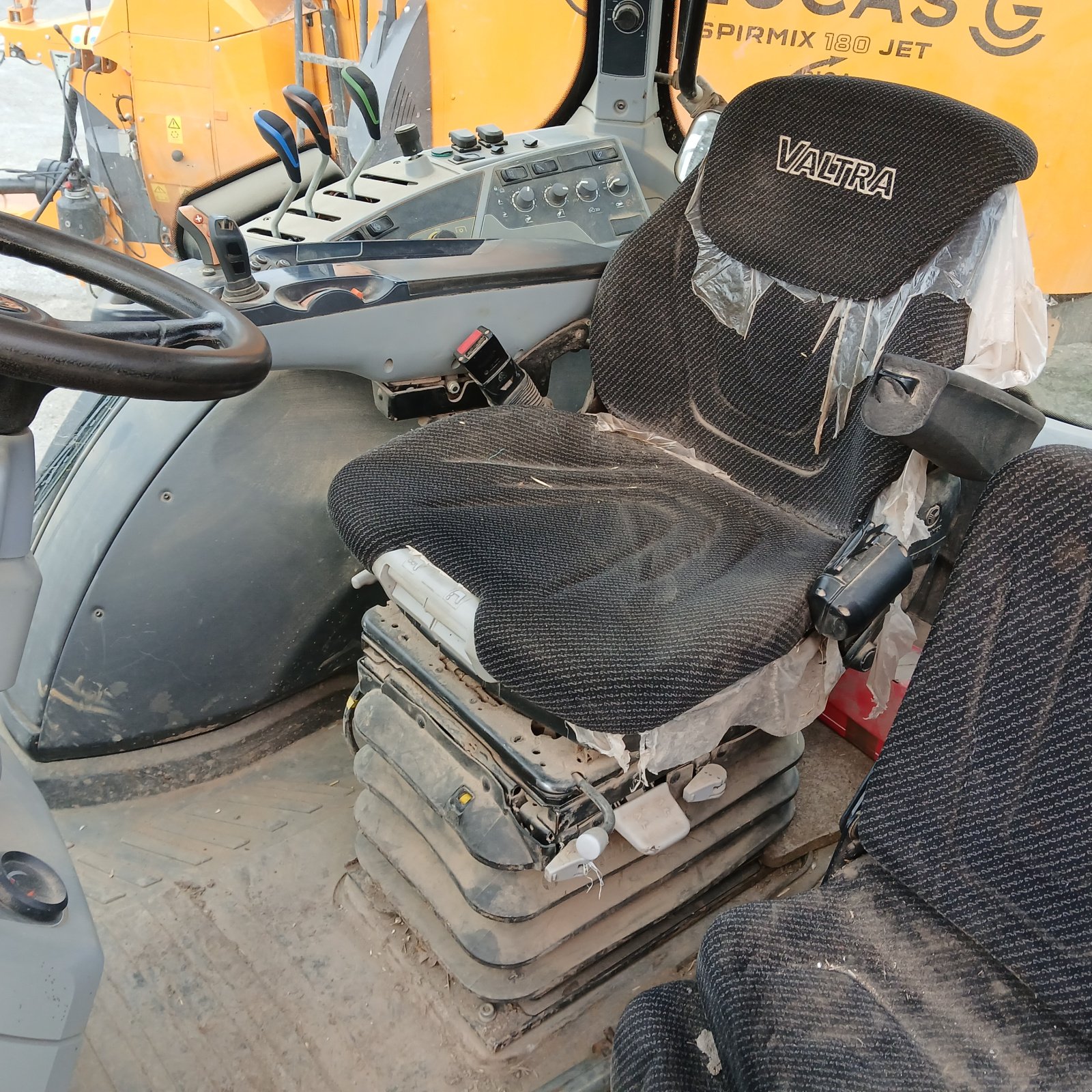 Traktor of the type Valtra N174, Gebrauchtmaschine in HERLIN LE SEC (Picture 4)