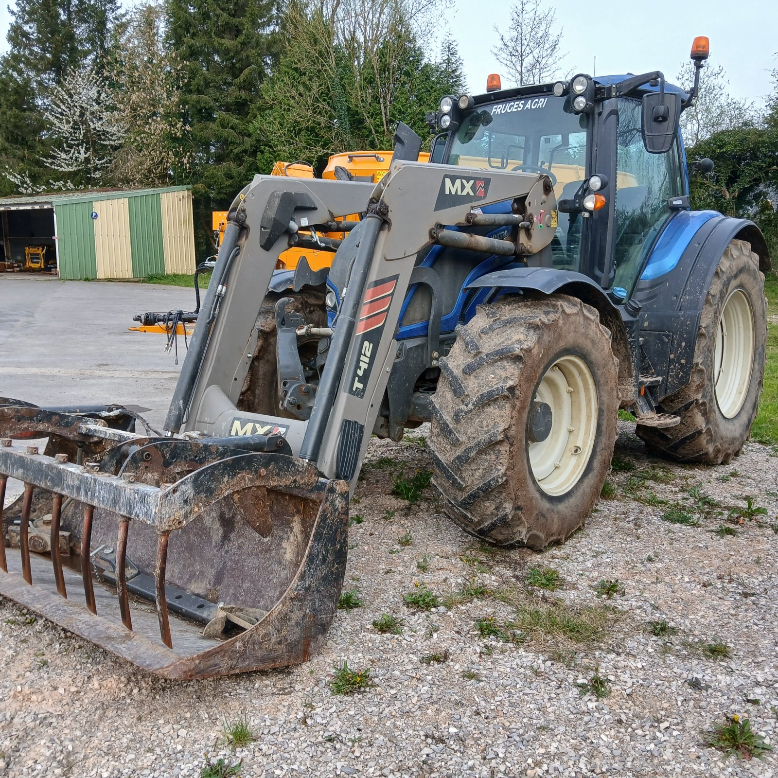 Traktor of the type Valtra N174, Gebrauchtmaschine in HERLIN LE SEC (Picture 1)