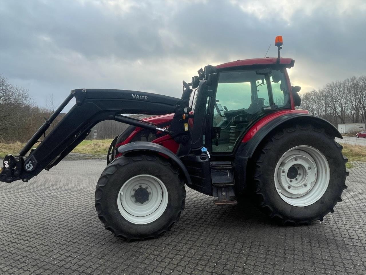Traktor от тип Valtra N174V, Gebrauchtmaschine в Kjellerup (Снимка 1)