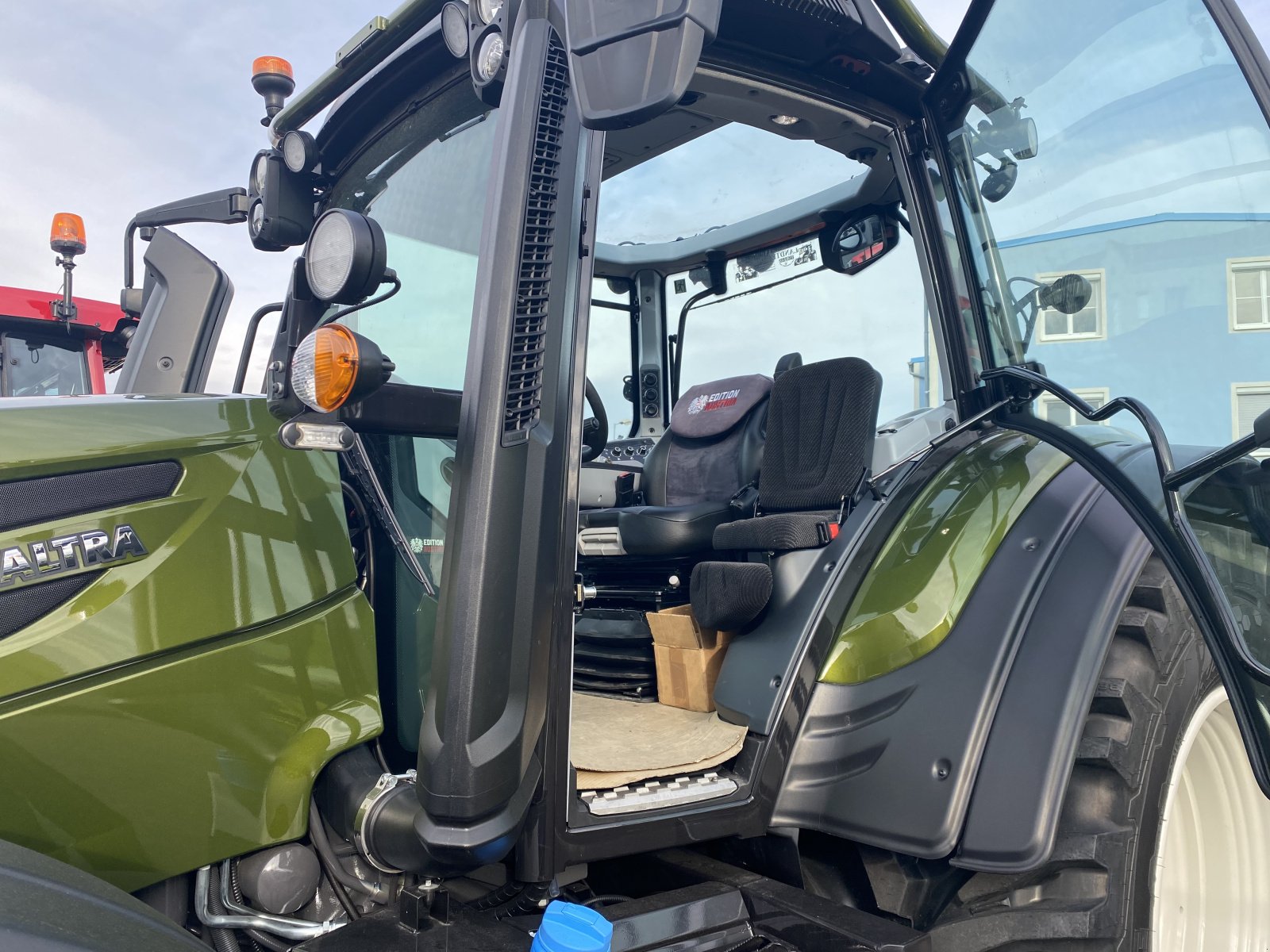 Traktor des Typs Valtra N175 Active, Neumaschine in St.Andrä-Wördern (Bild 7)