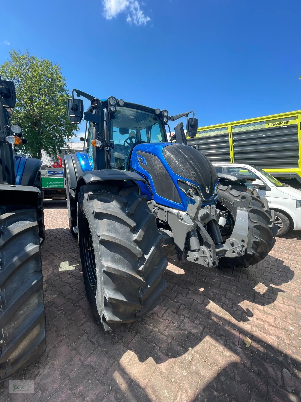 Traktor of the type Valtra N175 D, Neumaschine in Bad Kötzting (Picture 1)