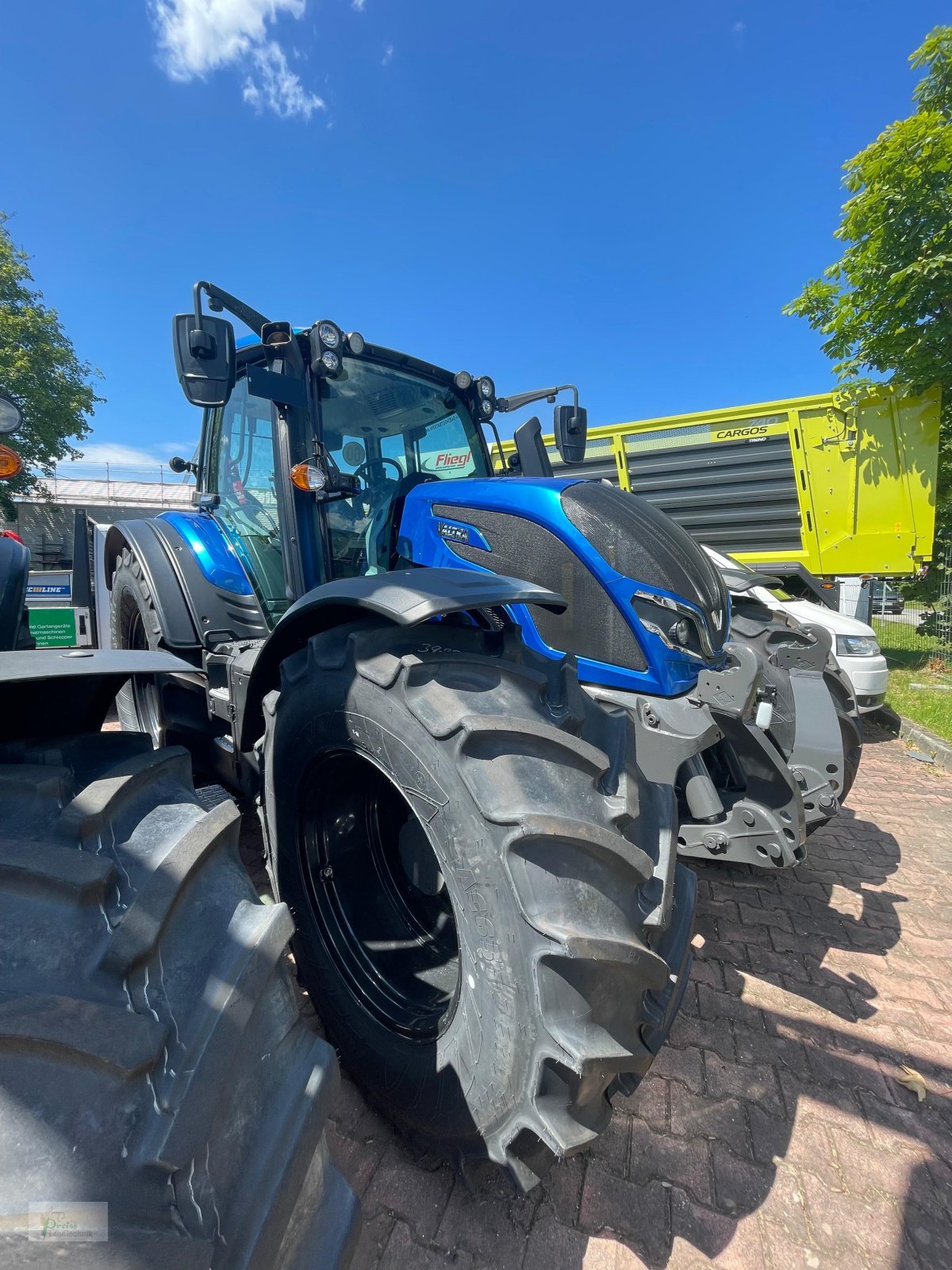 Traktor of the type Valtra N175 D, Neumaschine in Bad Kötzting (Picture 2)