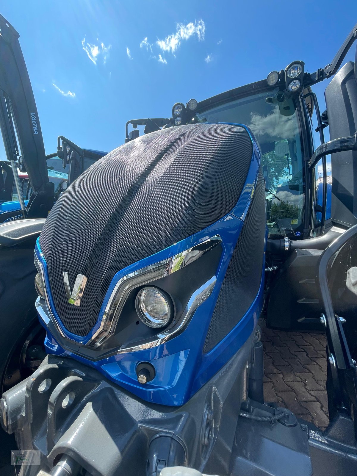 Traktor of the type Valtra N175 D, Neumaschine in Bad Kötzting (Picture 3)