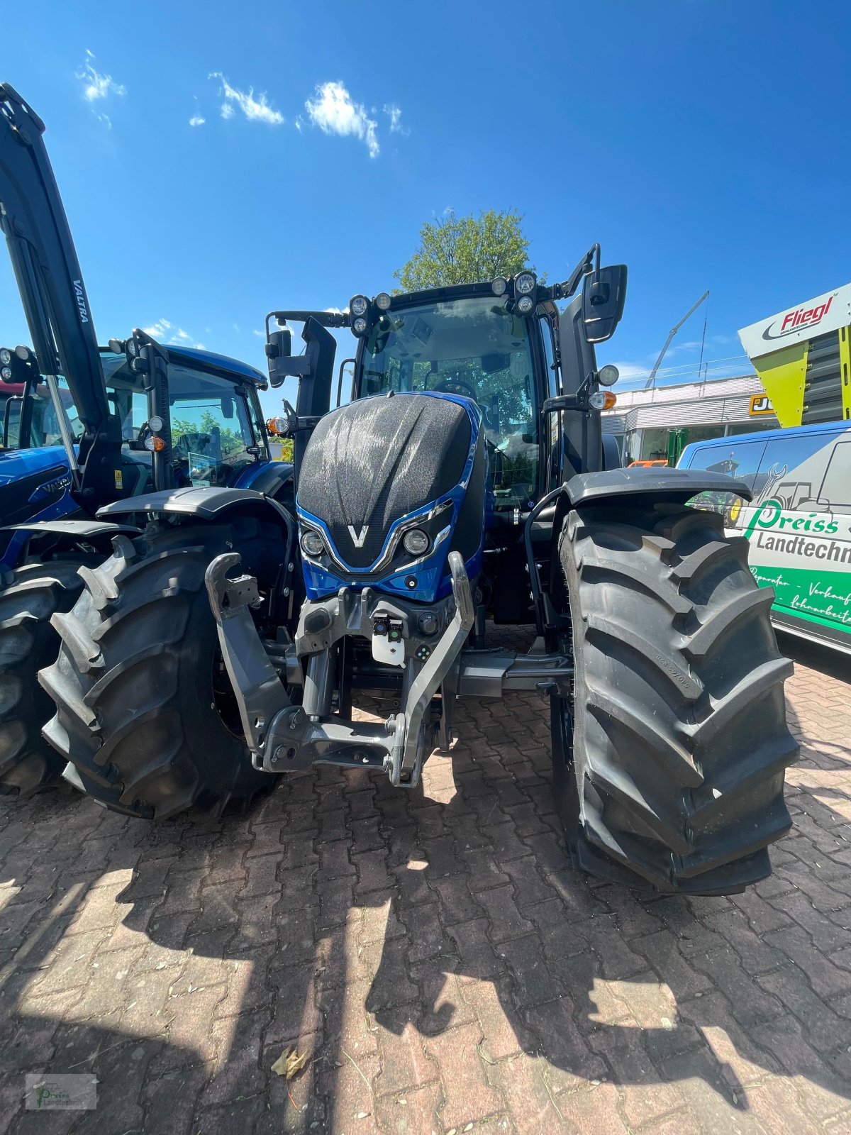 Traktor of the type Valtra N175 D, Neumaschine in Bad Kötzting (Picture 4)