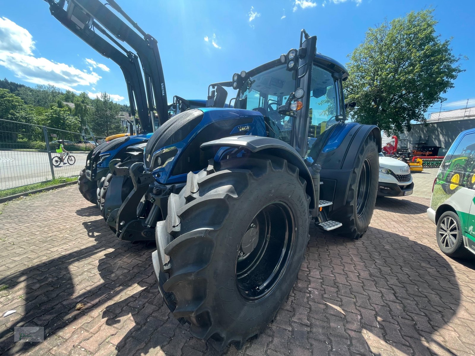 Traktor of the type Valtra N175 D, Neumaschine in Bad Kötzting (Picture 5)