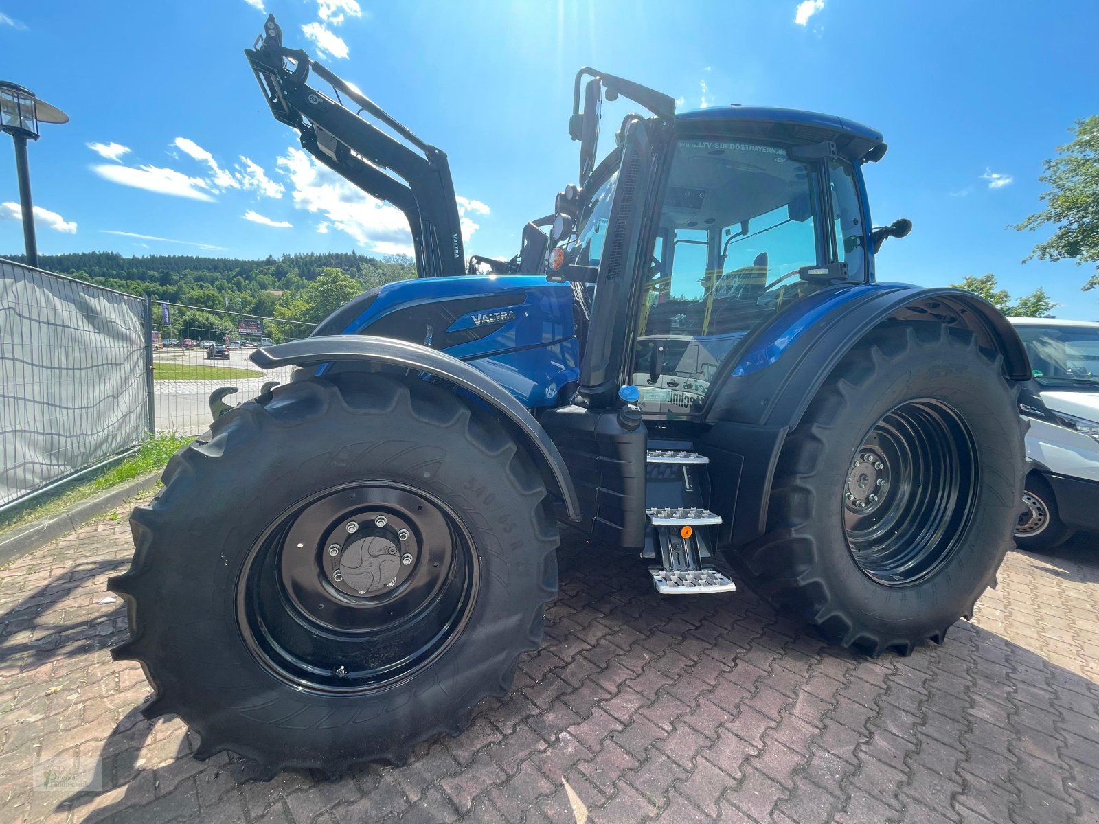 Traktor of the type Valtra N175 D, Neumaschine in Bad Kötzting (Picture 7)