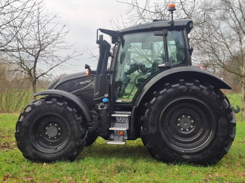 Traktor of the type Valtra N175 D, Neumaschine in Borne