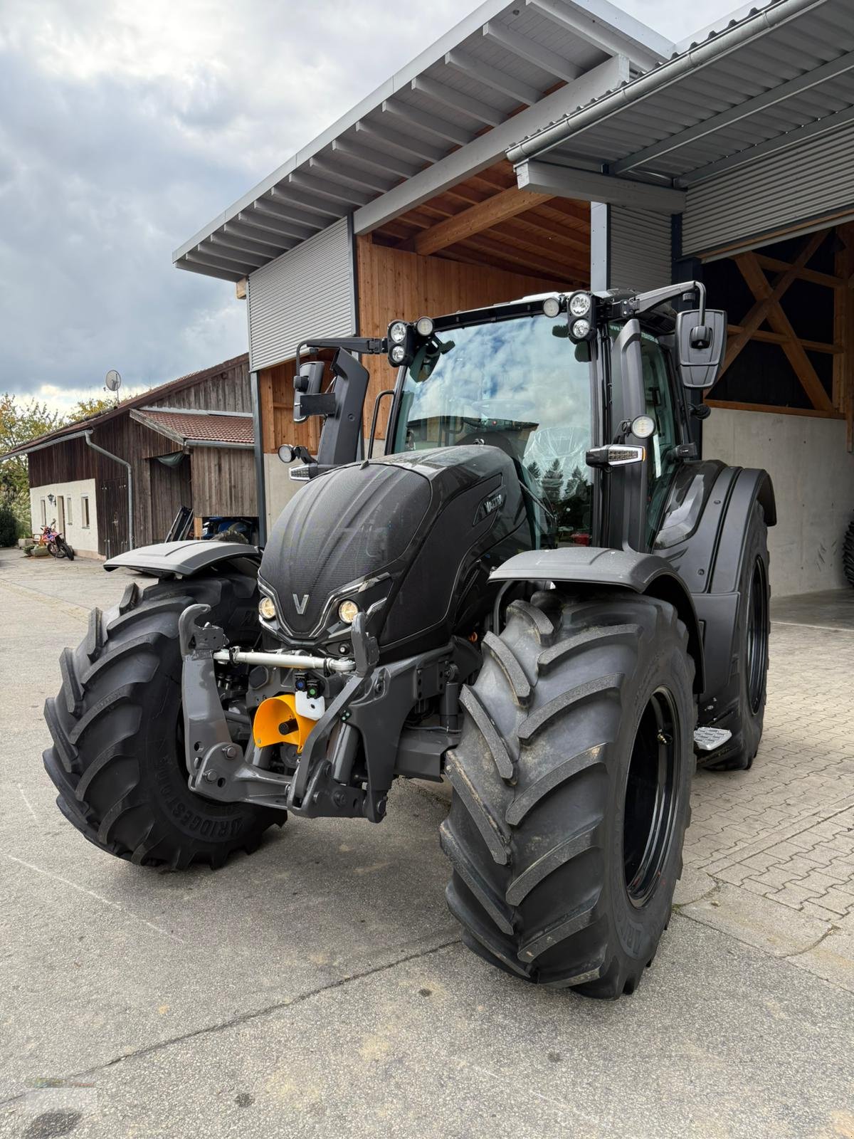 Traktor typu Valtra N175 D, Neumaschine v Fürsteneck (Obrázek 1)