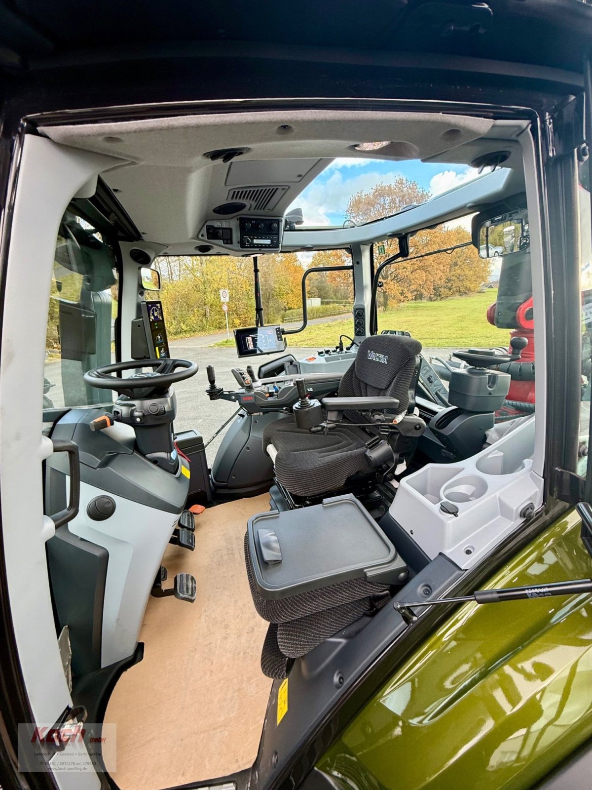 Traktor of the type Valtra N175 D, Neumaschine in Neumarkt / Pölling (Picture 12)