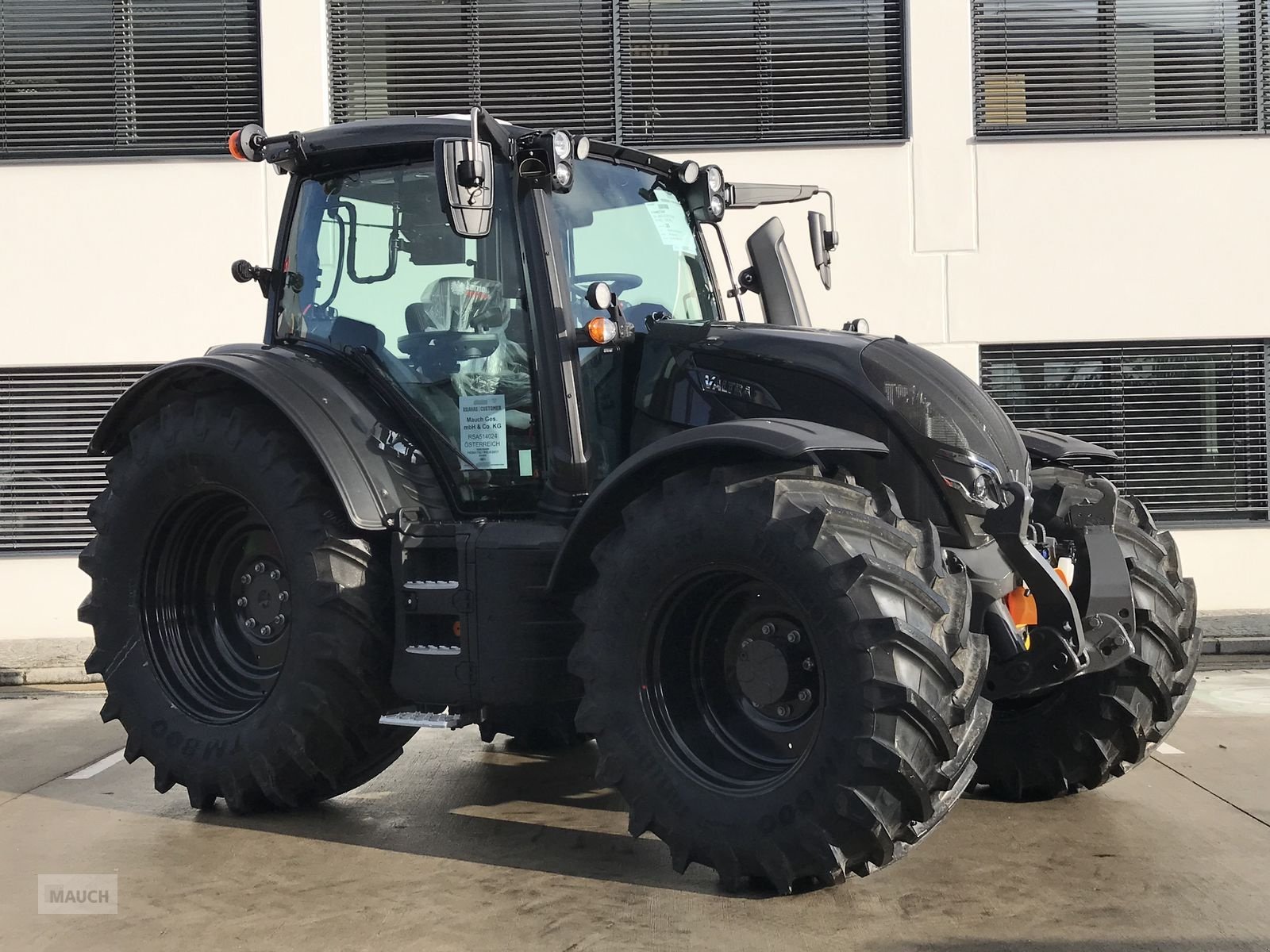 Traktor του τύπου Valtra N175 Direct, Neumaschine σε Burgkirchen (Φωτογραφία 1)