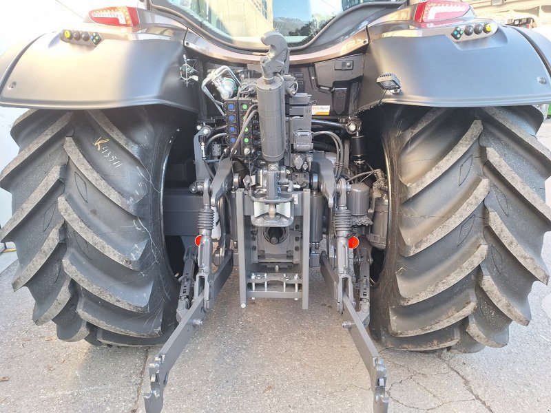 Traktor des Typs Valtra N175 Versu Traktor, Ausstellungsmaschine in Chur (Bild 4)