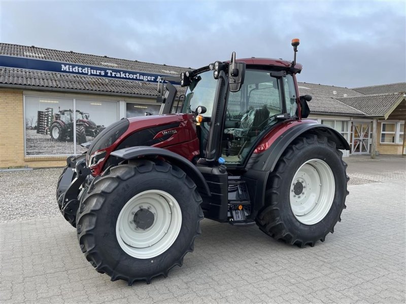 Traktor of the type Valtra N175A Frontlift, Gebrauchtmaschine in Nimtofte (Picture 1)