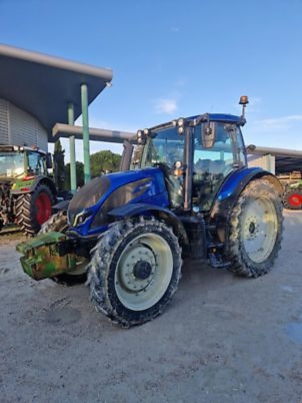 Traktor of the type Valtra N175A Poste inversé, Gebrauchtmaschine in Monferran-Savès (Picture 1)