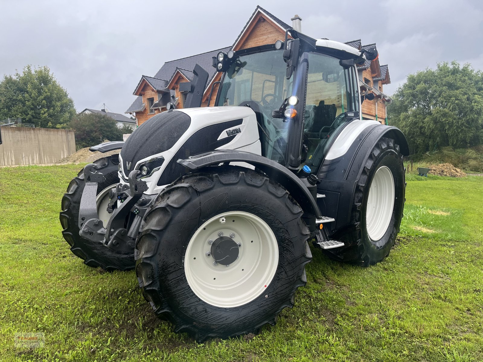 Traktor typu Valtra N175D mit Rüfa, Neumaschine v Mainburg/Wambach (Obrázek 1)