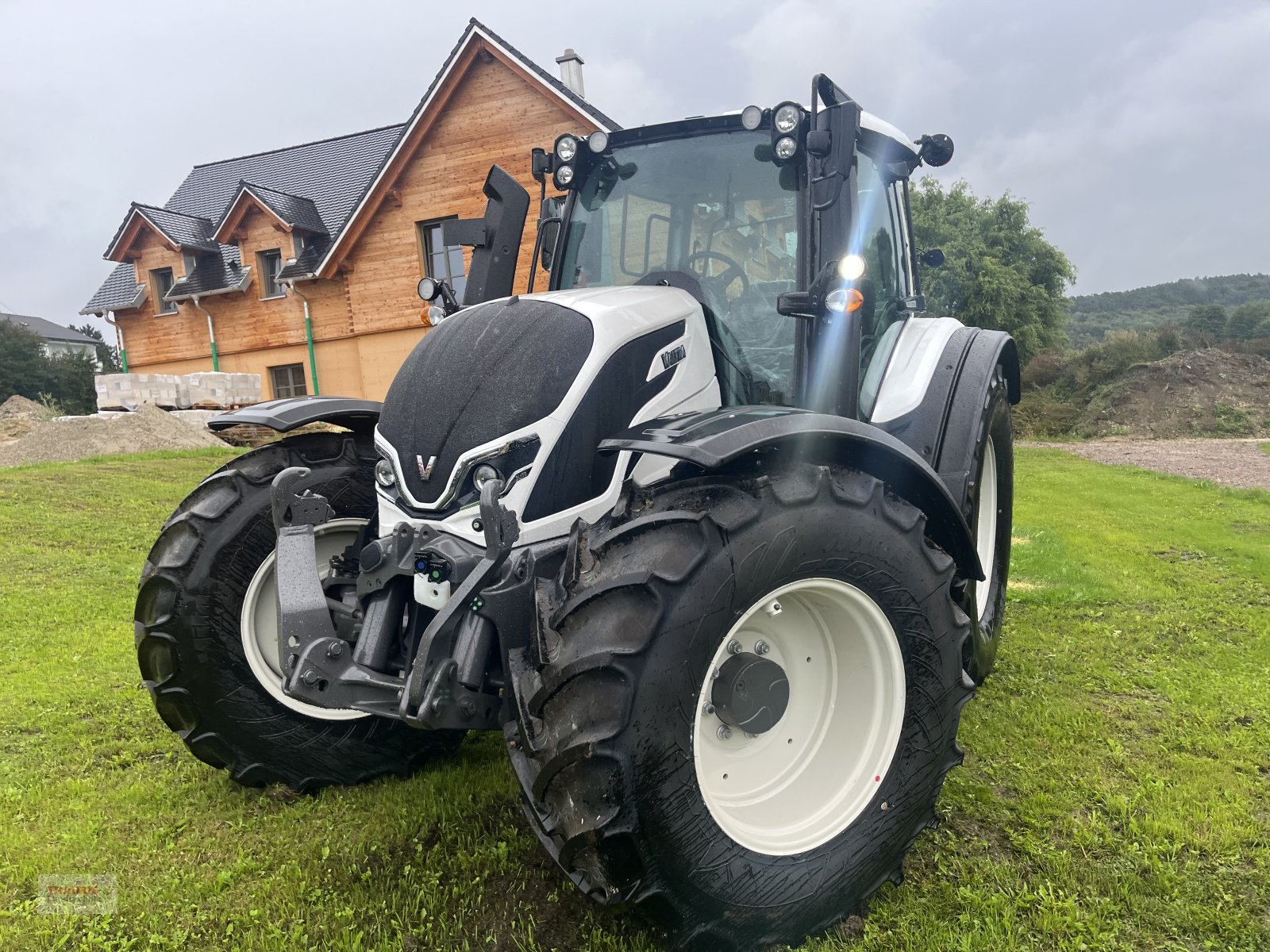 Traktor typu Valtra N175D mit Rüfa, Neumaschine v Mainburg/Wambach (Obrázek 2)