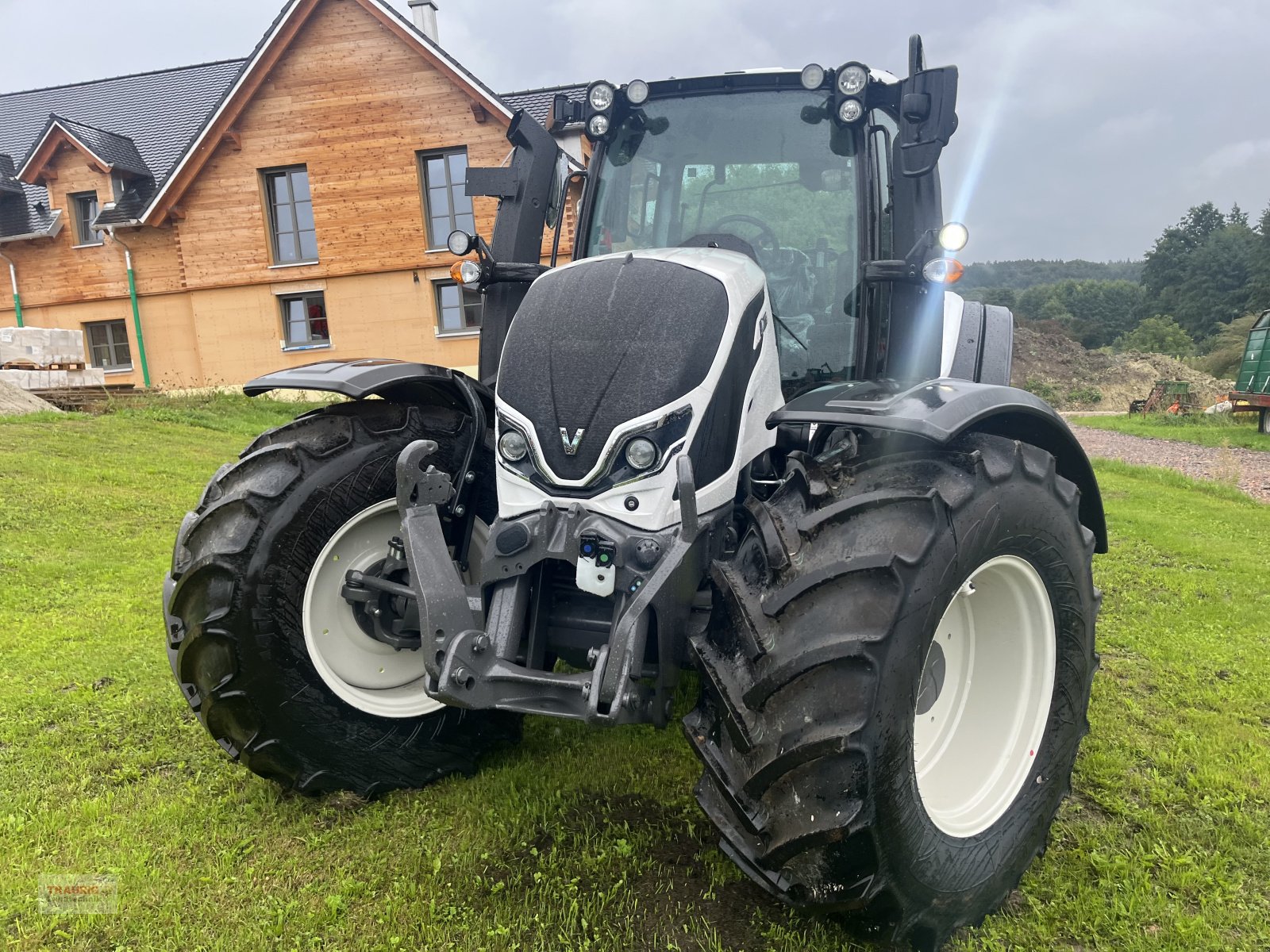 Traktor typu Valtra N175D mit Rüfa, Neumaschine v Mainburg/Wambach (Obrázek 3)